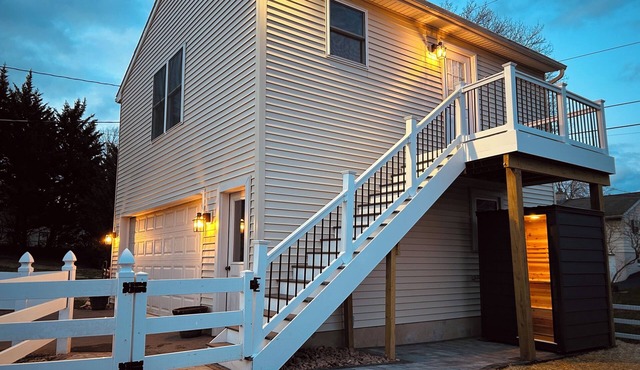 Cozy One-Bedroom Loft Above Garage in Elizabethtown with Sauna