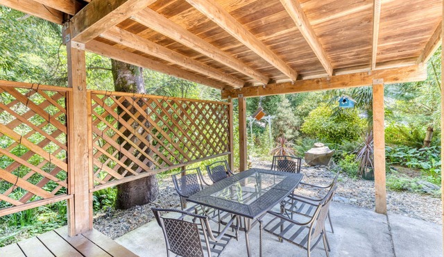 Cozy One Bedroom Home, Wood Detail, Large Yard, Easy Walk to Beach!