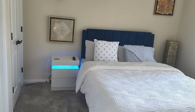 Cozy one bedroom w/private bathroom with WiFi, pool, fitness room