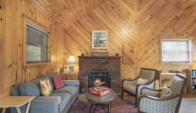 Cozy one-bedroom year-round house with Fireplace-Pet Friendly!