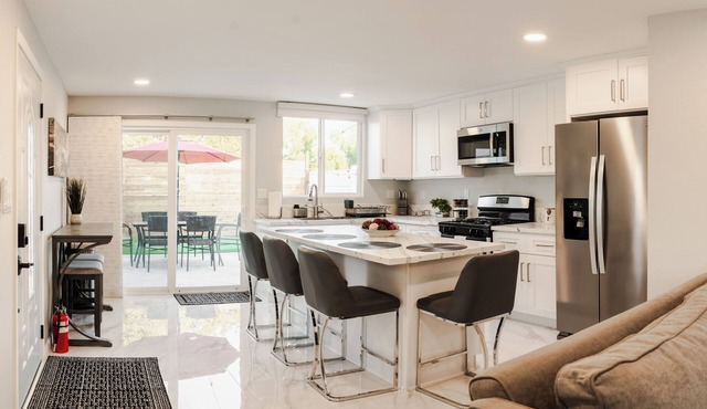 Cozy One BR House, King Size bed and Full kitchen