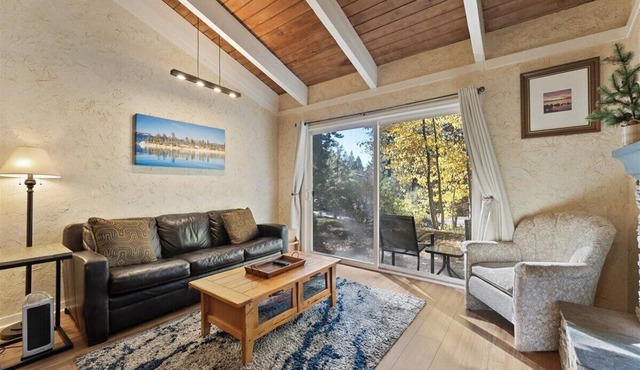 Cozy One Level condo walk to lake. Minutes to Skiing and Hyatt casino,