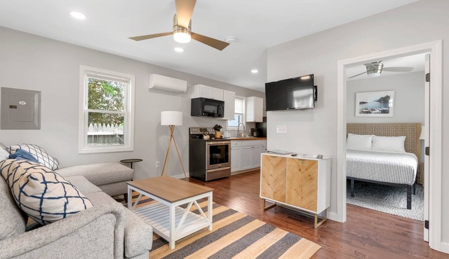 Cozy OOB Cabin A/5-10min walk to Shops, Beach & Pier/Superhost