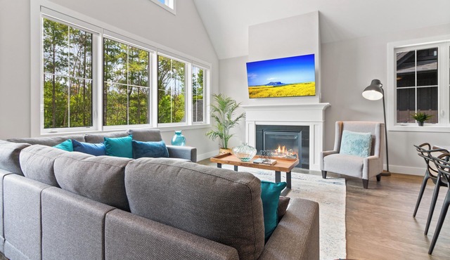 Cozy open concept HILL VIEW house, walk to Ski & Village, outdoor hot tub & pool