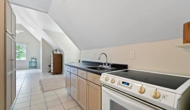 Cozy open concept above garage apartment. 4 beds. Cottage Kitchen.
