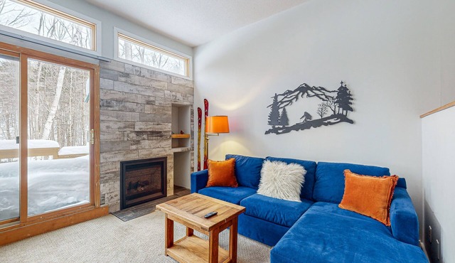 Cozy open-concept condo, close to ski resorts, balcony, pool, tennis, sauna