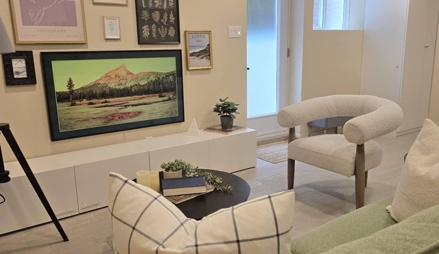 Cozy Open Space Bohemian 2-bedroom apartment with AC in Brossard