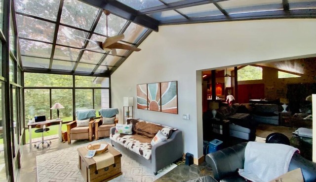 Cozy open studio cabin with a relaxing vibe on serene Lake Harding.