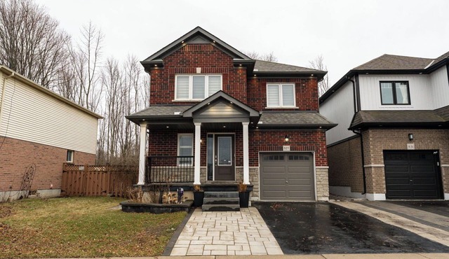 Cozy Oshawa Family Escape