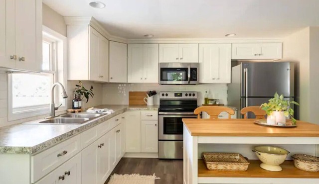 Cozy outdoor patio with Hot tub + kids toy room