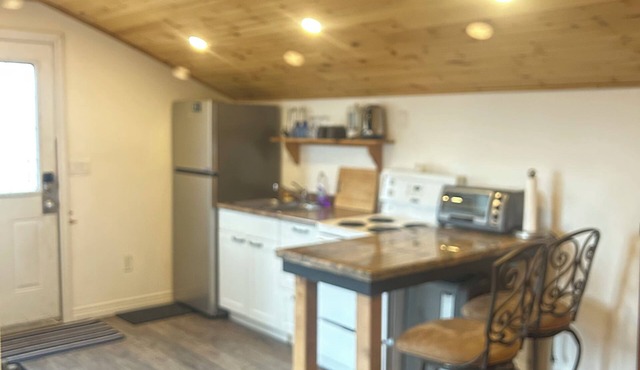 Cozy outbuilding apartment. Raised private deck. nWater front parkette.