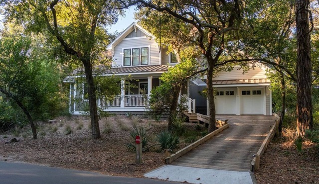 Cozy outdoor living - 10-minute walk to harbor village and ferry terminal.