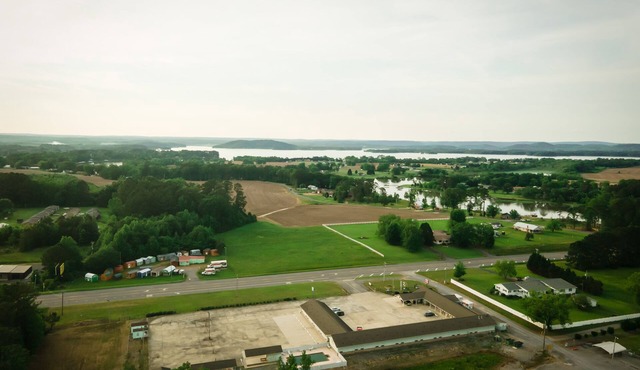 Cozy Outdoor Lodge By Lake