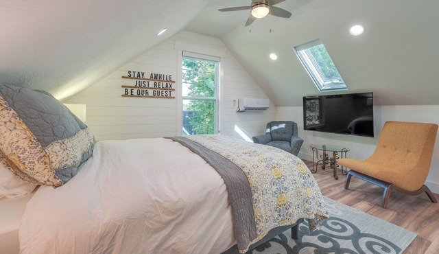 Cozy Ozark Studio Near Downtown & River!