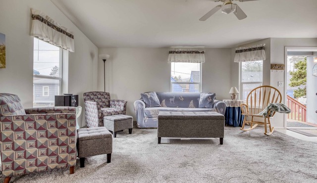 Cozy Pacific City Home with Spacious Living Room is Near Restaurants and Beach!