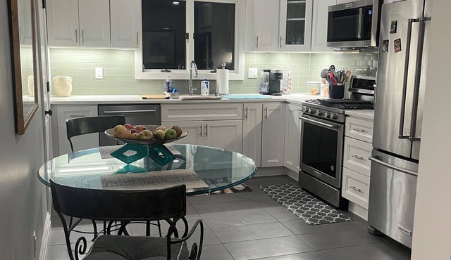 Cozy Palisades Park Apartmentc 2 bedroom 2 bath. Full kitchen and dining room.