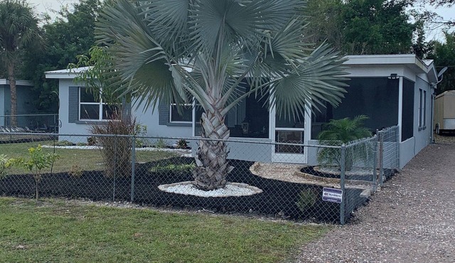 Cozy Palm Retreat nEnjoyable 3-bedroom house with AC for a relaxing stay