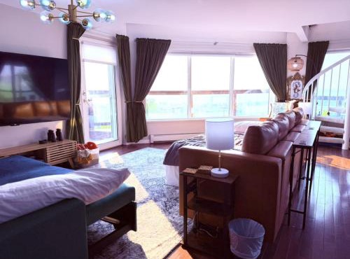 Cozy Panoramic Lake and Lift Bridge Views