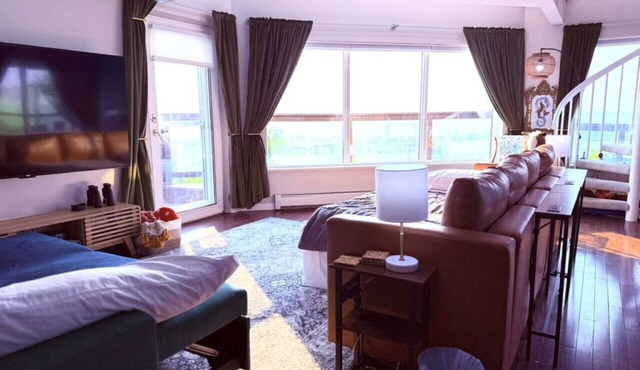 Cozy Panoramic Lake and Lift Bridge Views