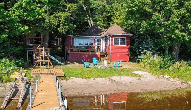 Cozy Paradise - Four Bedroom Cottage, Sleeps 8