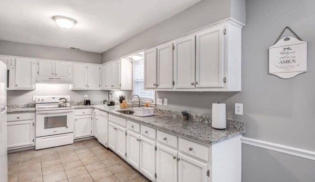 Cozy Patio, Mins to Downtown! Cordova Colonial