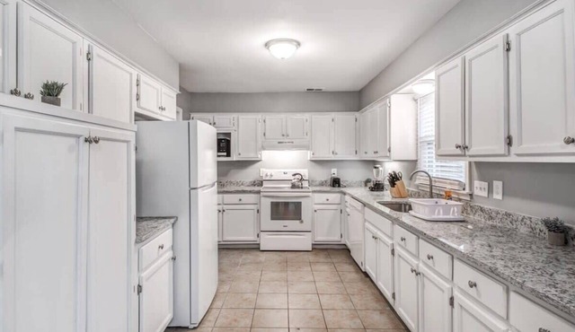 Cozy Patio, Mins to Downtown! Cordova Colonial