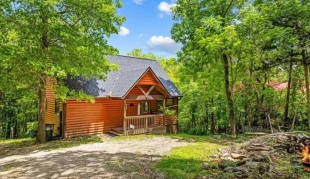 Cozy peaceful cabin with games, massage chair and fire pit! Bring your kayaks!