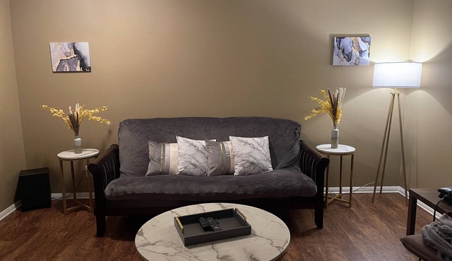 Cozy/peaceful condo that’s centrally-located & only minutes to many attractions.