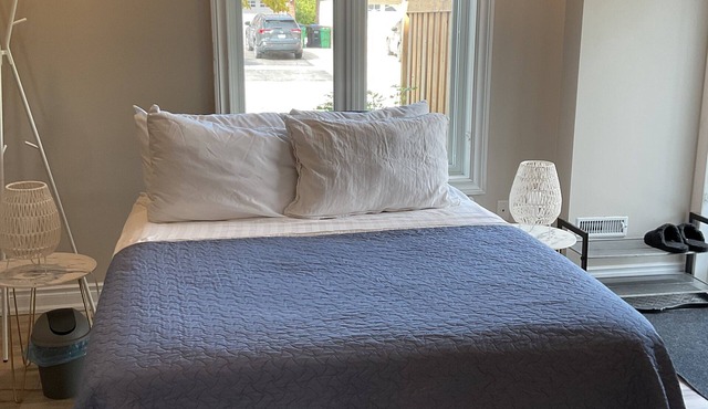 Cozy, peaceful family-friendly neighborhood-steps away from the credit river