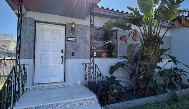 Cozy & peaceful historic Bungalow steps from ballpark