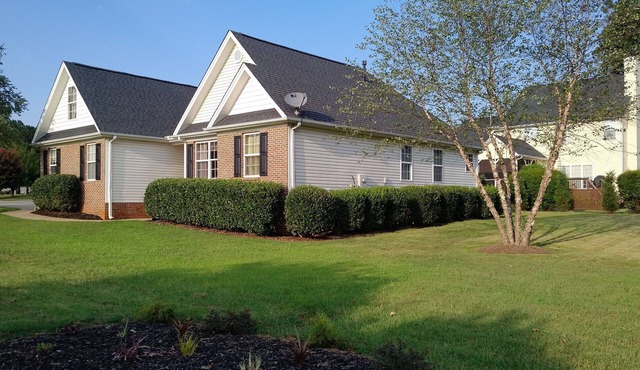 Cozy Peaceful Home Sleeps up to 11 Top-Rated for 8 years 5 min to GSP, BMW
