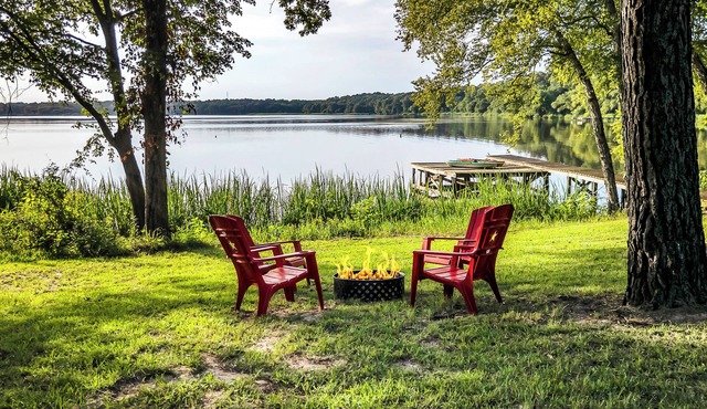 Cozy peaceful Lake Palestine Cabin Private dock, Kayak, fire pit Wifi