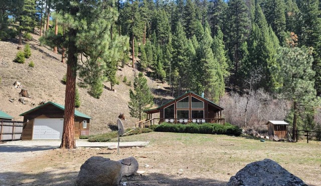 Cozy & Peaceful Painted Rocks Lake Cabin w/Hot Tub adjacent to West Fork River