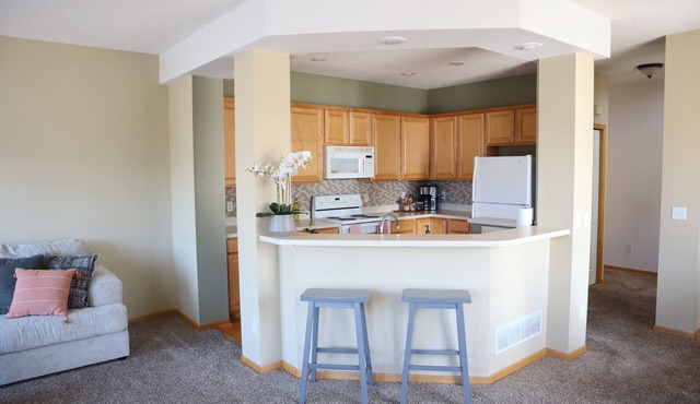 Cozy Peaceful Spring Suburban Escape with King Bed and Full Gym in Woodbury