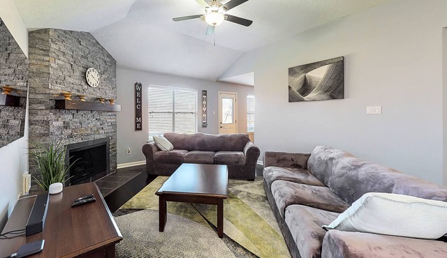 Cozy Pearland Getaway Home! Large backyard w/patio! 5 STAR REVIEWS.