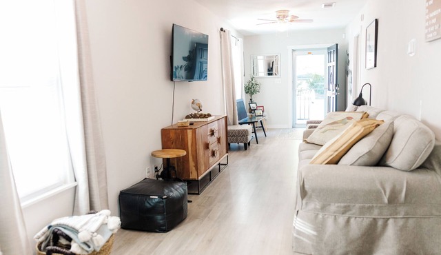 Cozy Pensacola Retreat "The Gwendolyn" - Minutes to Downtown & Beach