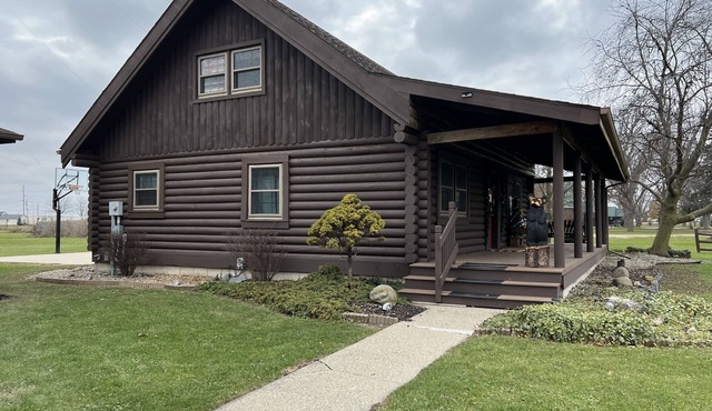 Cozy Perrysburg Cabins - Modern 2 Bedroom with Large Loft & Sleep#Bed!