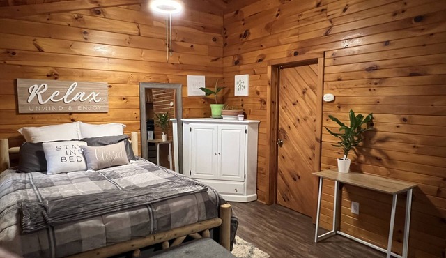 Cozy Perrysburg Cabin - Studio with Fireplace!