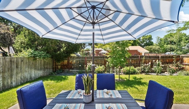 Cozy Pet & Family-friendly fully fenced beautiful backyard