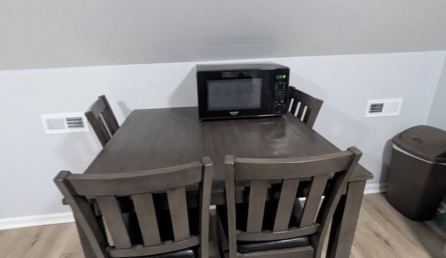 Cozy, pet-friendly, 1-bedroom apartment in Oak Ridge with AC