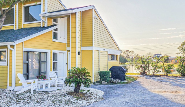 Cozy , Pet Friendly 2 Bedroom/1 Bathroom, Just 5 minutes from the Beach!