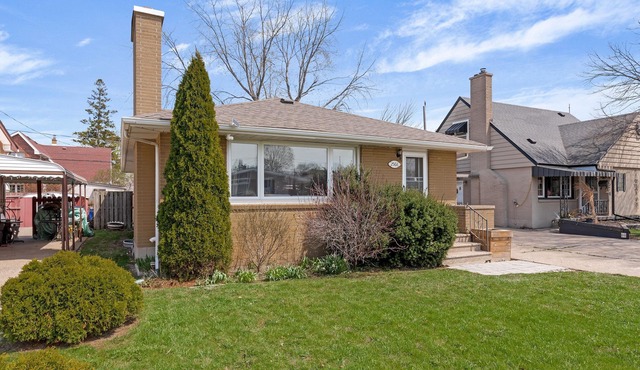 Cozy & Pet Friendly 2BR w/parking, mins from highway.