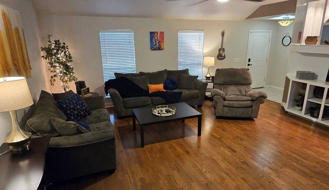 Cozy Pet-Friendly 3-Bed Home w/Fenced Backyard/Work Desk/& Gas Grill!