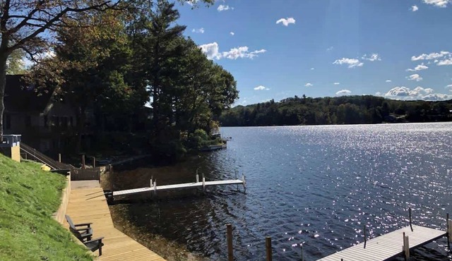 Cozy pet-friendly cabin w dock, kayaks, bikes