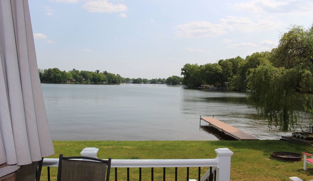 Cozy Pet-Friendly Cedar Shake Cottage With Best View on the Lake + Kayaks!