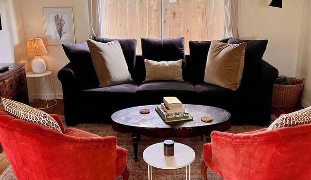 Cozy pet friendly cottage, 2 minute drive to Moonstone Beach