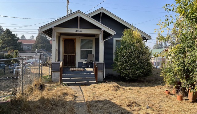 Cozy pet friendly cottage nestled a quiet backyard.