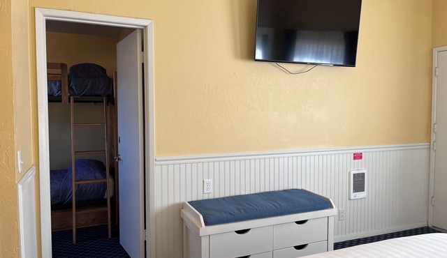 Cozy PET FRIENDLY Double Queen Room at Ocean-Side Property!