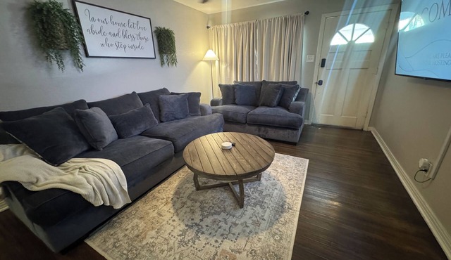 Cozy Pet-Friendly Home Close to Everything-King Bed