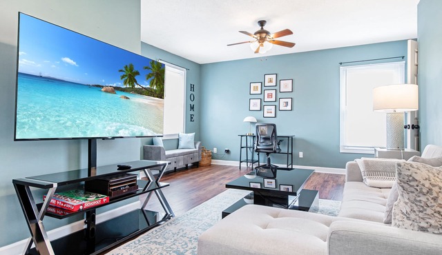 Cozy pet-friendly home with fenced backyard, fully equipped for long-term stays.